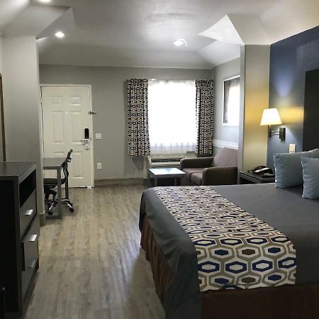 Camelot Inn And Suites Aldine Esterno foto
