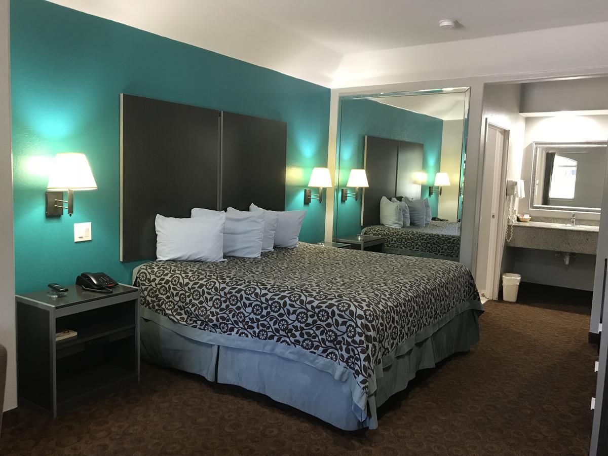 Camelot Inn And Suites Aldine Esterno foto
