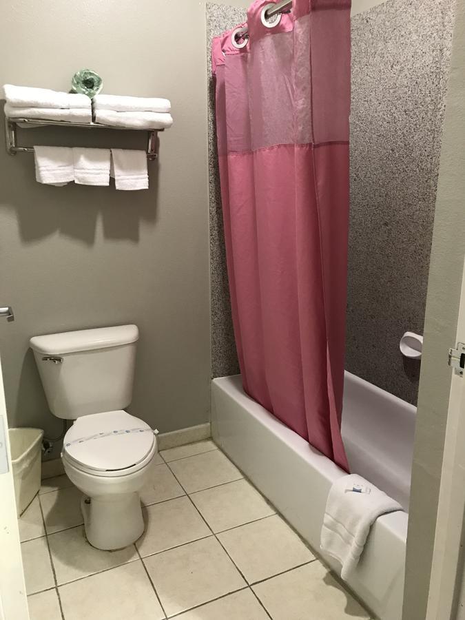 Camelot Inn And Suites Aldine Esterno foto