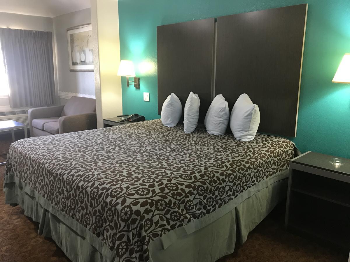 Camelot Inn And Suites Aldine Esterno foto