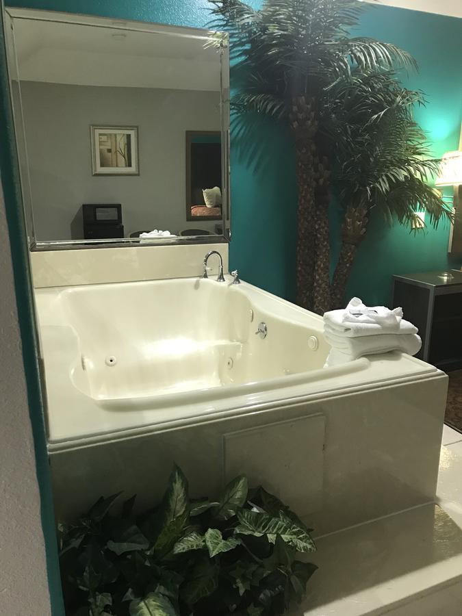 Camelot Inn And Suites Aldine Esterno foto