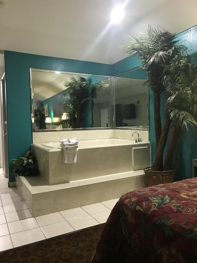 Camelot Inn And Suites Aldine Esterno foto