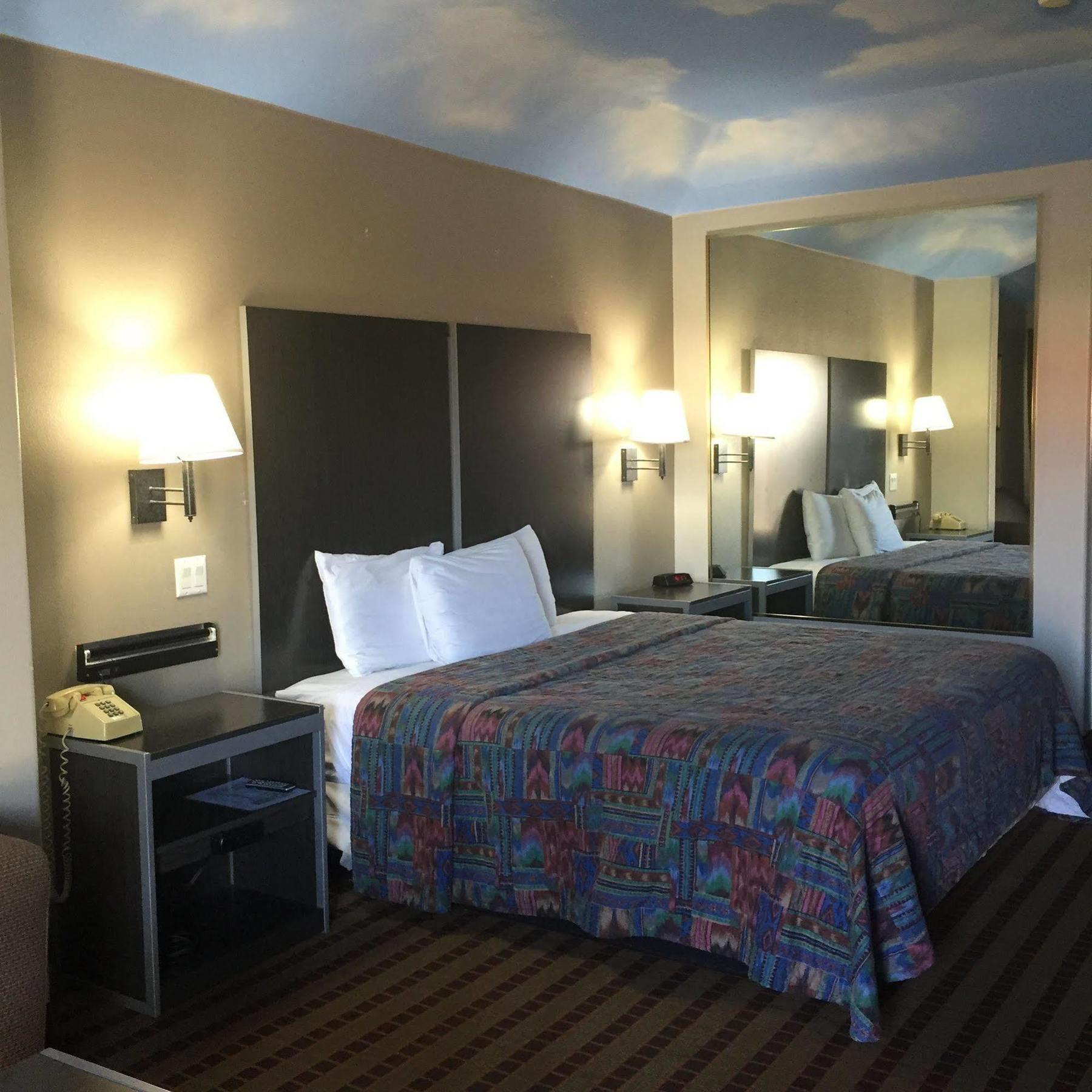 Camelot Inn And Suites Aldine Esterno foto
