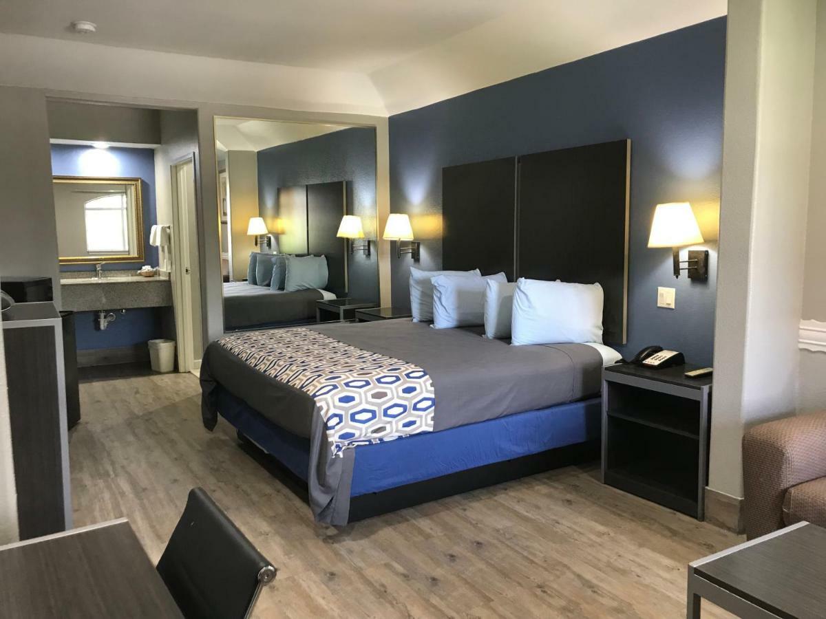 Camelot Inn And Suites Aldine Esterno foto