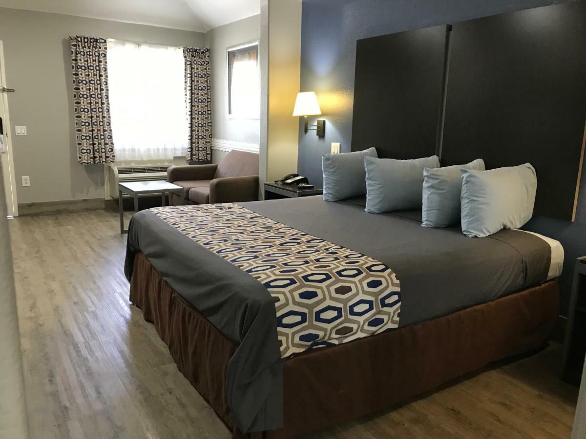 Camelot Inn And Suites Aldine Esterno foto